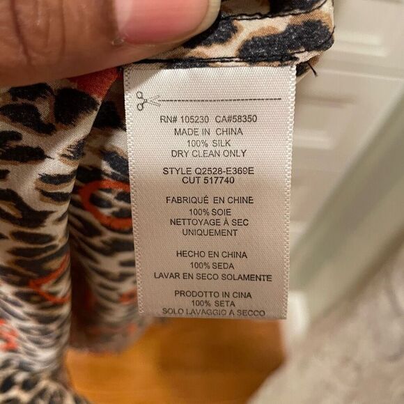 Equipment Femme Button Up Blouse M Silk Leopard Print Lipstick Heart Mob Wife - Picture 7 of 10